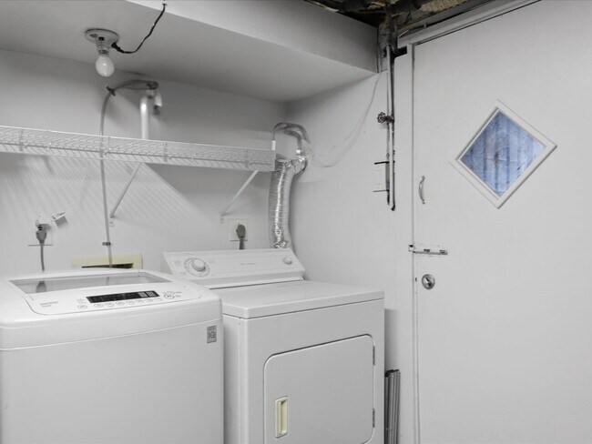 Building Photo - 1813 Bay St SE