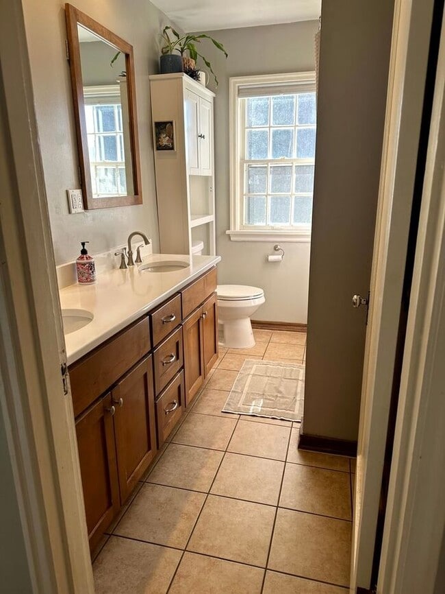 Building Photo - Charming Fully Furnished Bungalow Rental with Modern Amenities in Roseway!