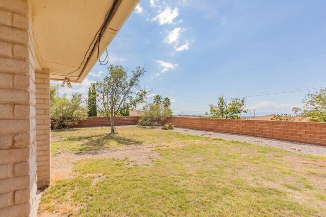Building Photo - 3 Bedroom 2 Bath Home