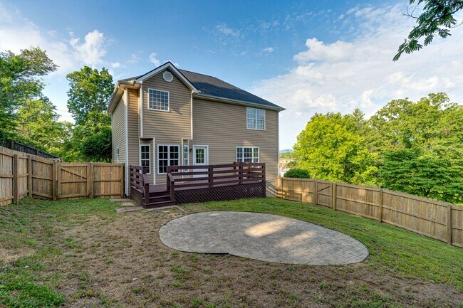 Building Photo - 3BR 2BA