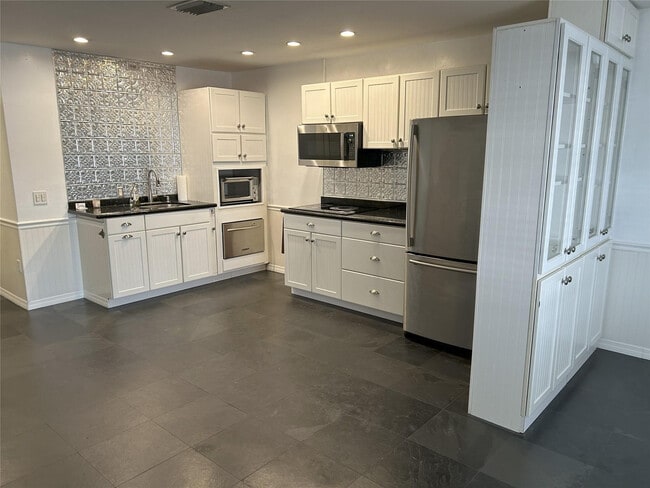 Building Photo - 815 Middle River Dr