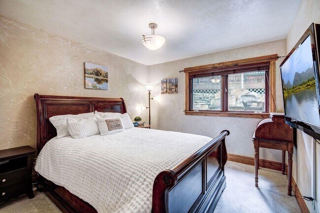 Building Photo - Home in Willowbrook for Rent