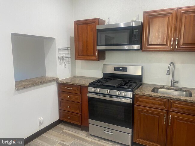 Building Photo - 415 Elm St