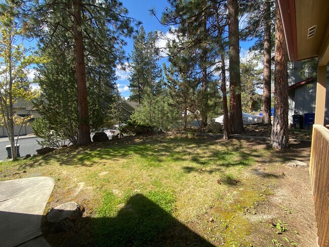 Building Photo - Spacious 2 Bedroom + office! Large yard!  ...