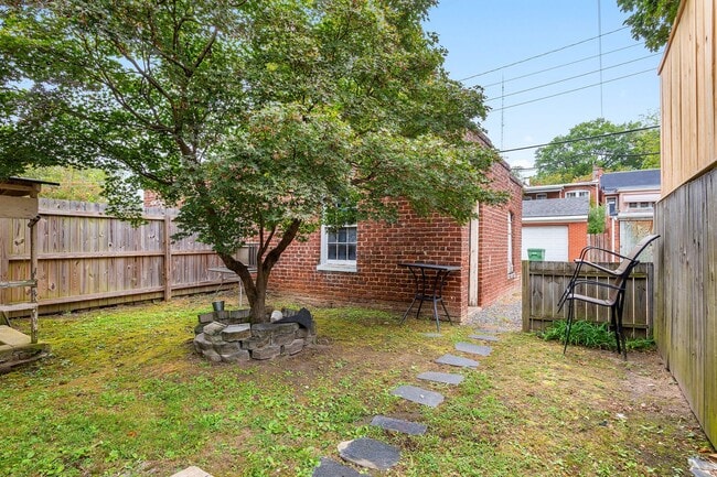 Building Photo - SPACIOUS 3 BEDROOM MUSEUM DISTRICT APARTMENT