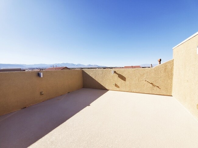 Building Photo - 3 BEDROOM HOME WITH ROOFTOP DECK! STRIP VIEWS!