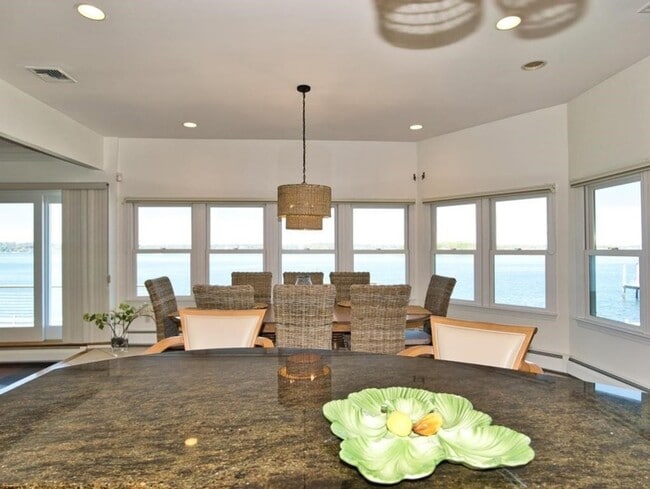 Building Photo - 149 Nanaquaket Rd