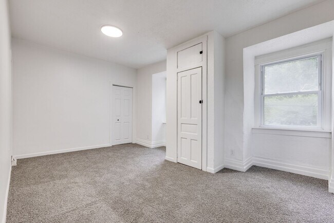 Building Photo - 955 E Warrington Ave