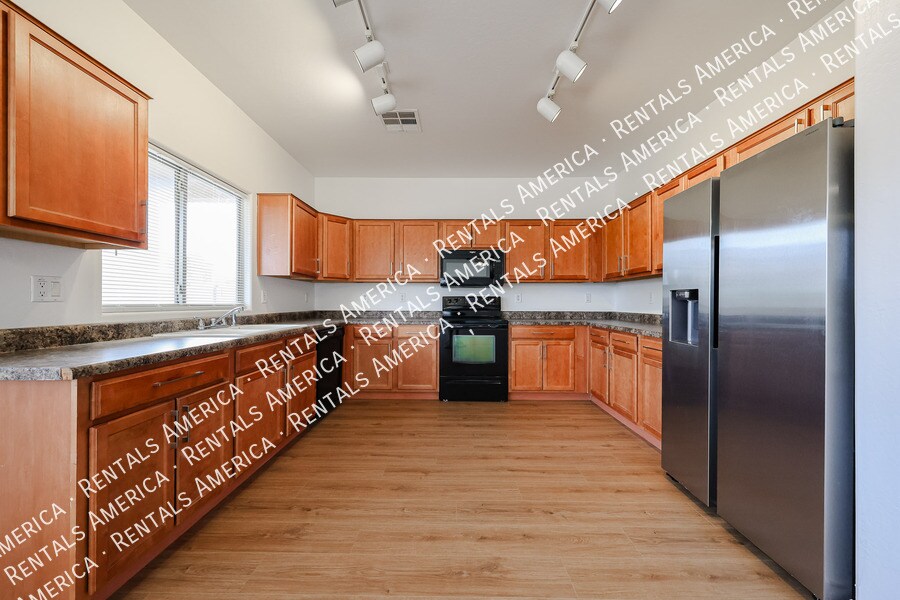 Building Photo - 1295 E Leaf Rd