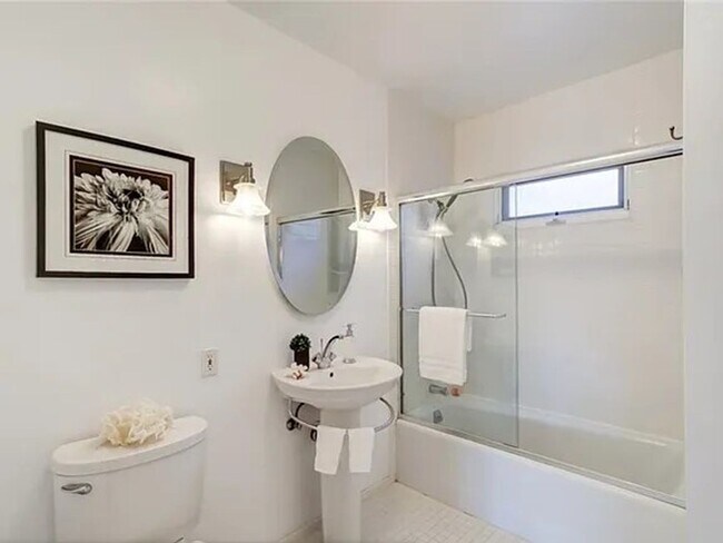 Building Photo - (Ellie:B) 900-902 Havenhurst Drive &amp; 8117 Willoughby Avenue