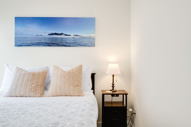 Building Photo - 823 NE 70th St