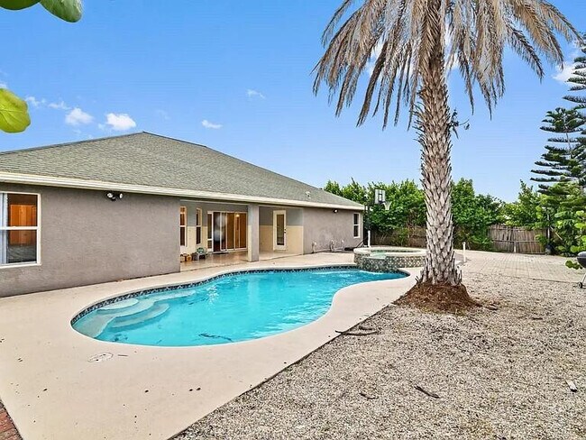 Building Photo - 602 SW McCall Rd