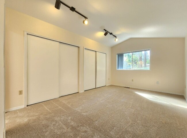 Building Photo - 2 Bedroom / 2 Bath Home in Everett