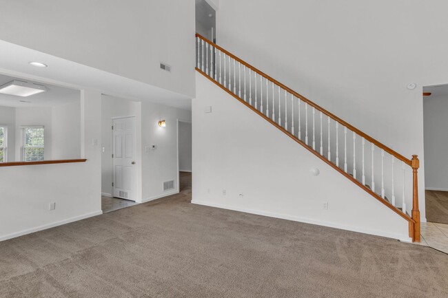 Building Photo - Huge 3 Bedroom, 2 Bath Town Home in SW Col...