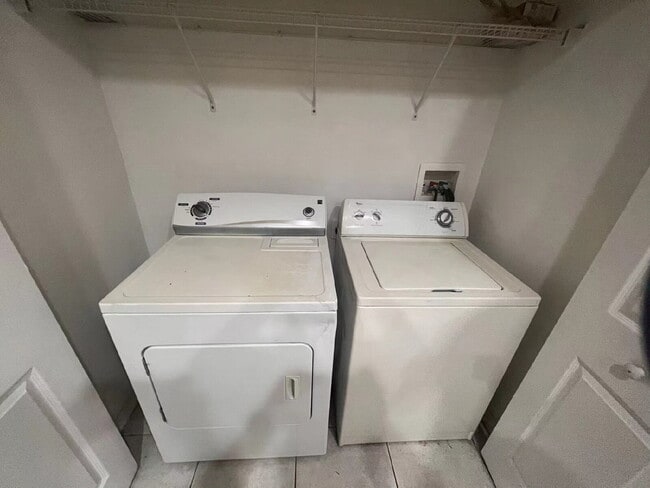 Building Photo - 2 Community Pools • 3-Bed Townhome • Gated Community • Modern Kitchen • Prime New Tampa Location