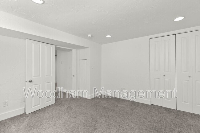 Building Photo - 407 N Broadway Ave