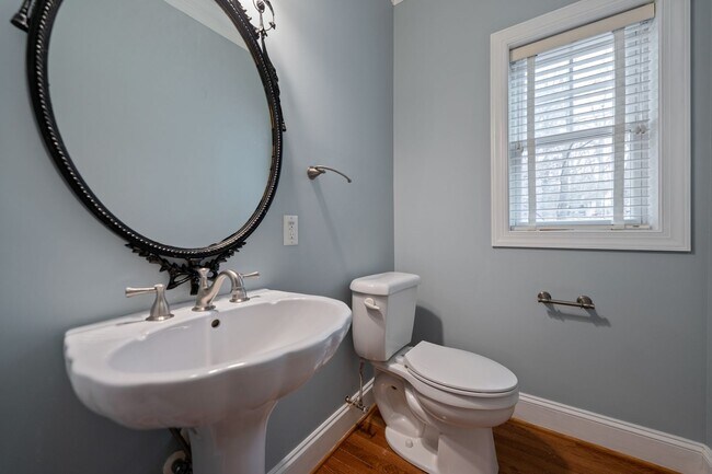 Building Photo - Fantastic one level ranch close to Carrboro