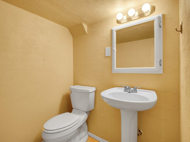 Building Photo - $2,295.00, 2-bed, 3-bath Condo in Westmins...