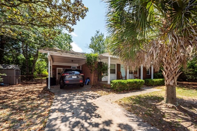 Building Photo - 3 Bedroom 2 Bath Home in West Ashley Plant...