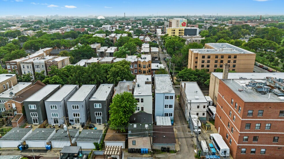Building Photo - 2736 W Evergreen Ave