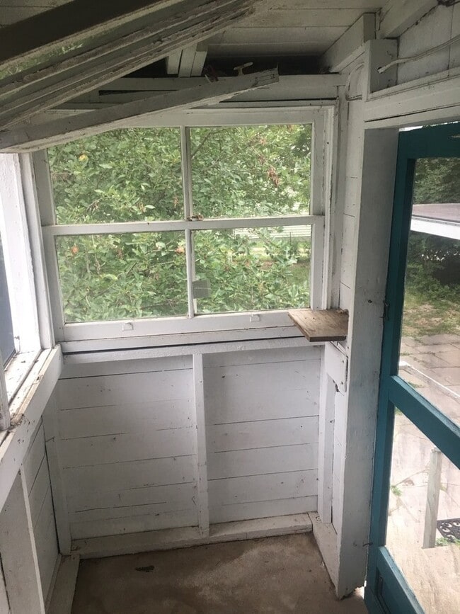 Building Photo - 2 bedroom, 1 bath Bungalow - Available Now!