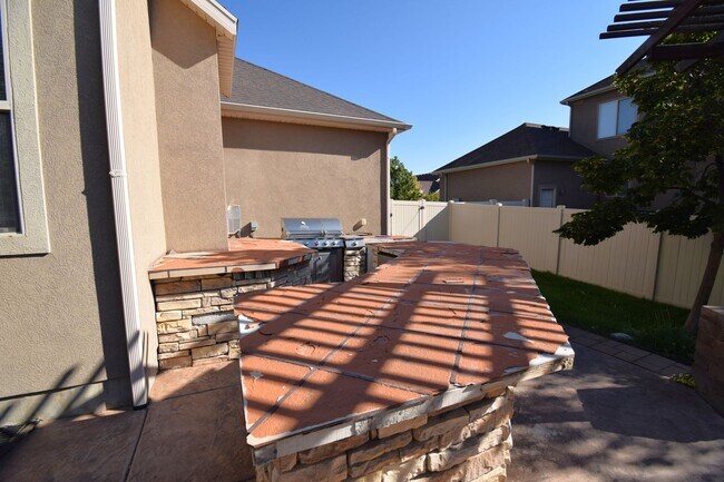 Building Photo - Beautiful 6 Bedroom Home in Riverton!