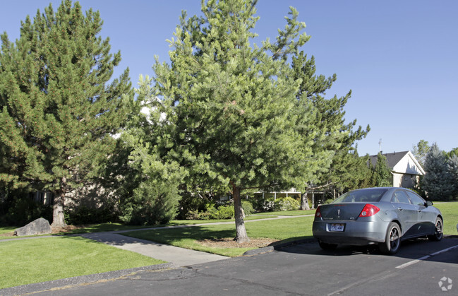 Building Photo - King Henry Apartments- BYU Student Housing