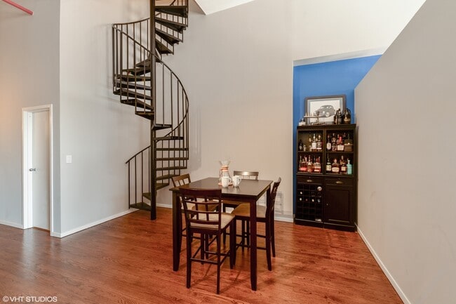 Building Photo - 3151 N Lincoln Ave