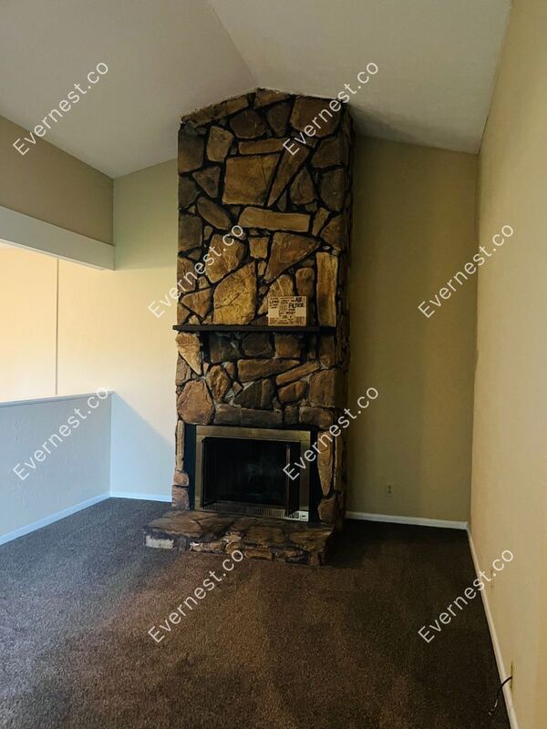 Building Photo - 810 Bellevue Rd