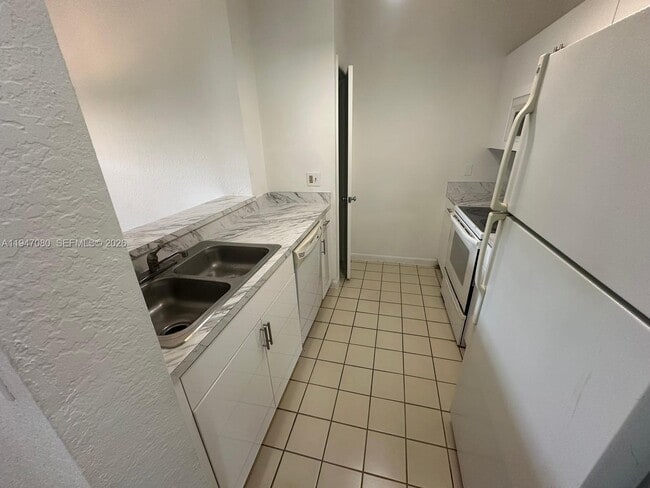 Building Photo - 2881 N Oakland Forest Dr