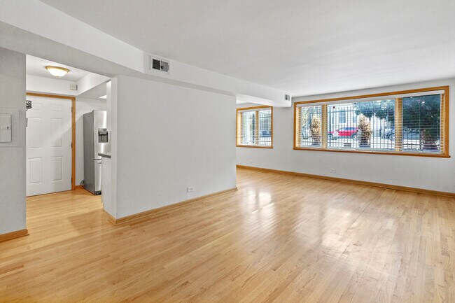 Building Photo - 2112 W Armitage Ave
