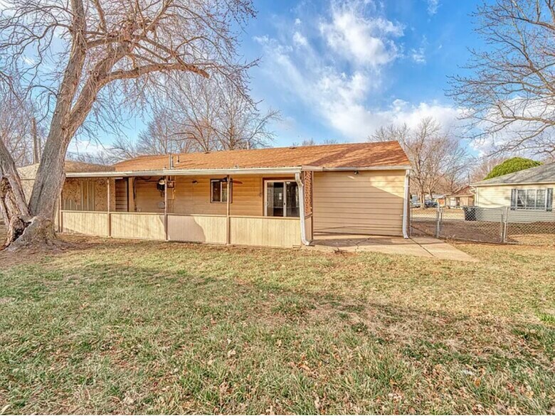 Back patio - 1009 Apache Dr