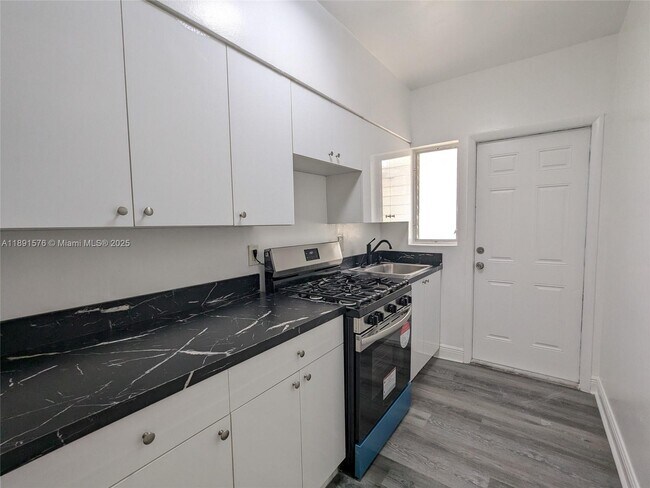 Building Photo - 7805 Crespi Blvd