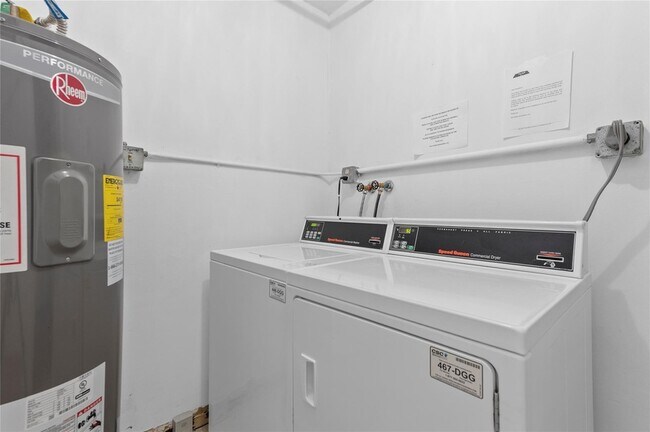 Building Photo - 2881 NE 33rd Ct