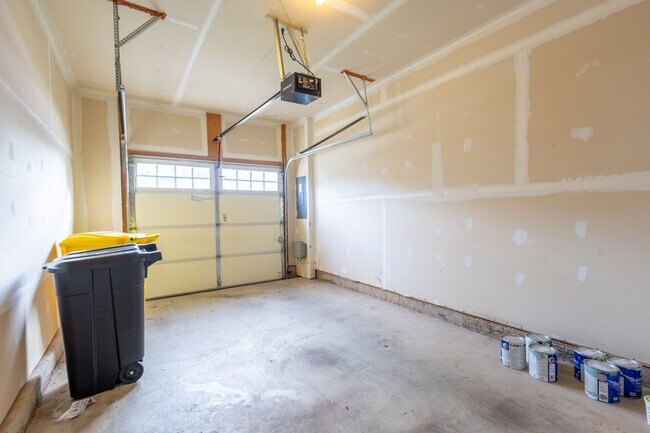 Building Photo - Lovely 3 BR/2.5 BA EOG Townhome in Glen Bu...