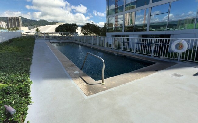 Building Photo - Beautifully Updated 2/2 with Parking!