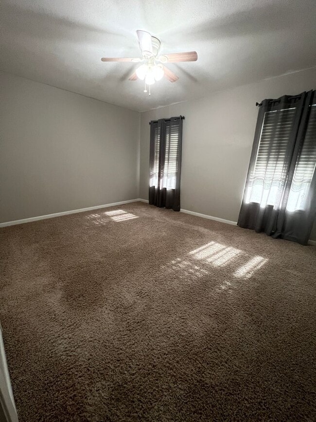 Building Photo - River Oaks Townhouse-Christmas Special!!