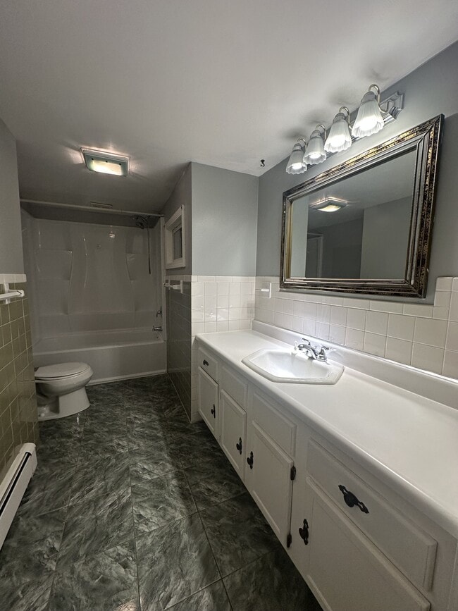 Building Photo - 111 Oak St