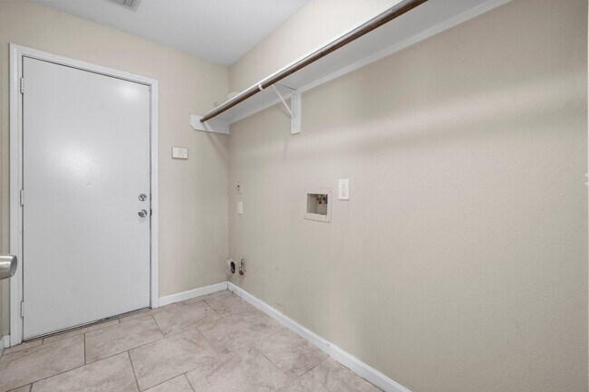 Building Photo - 511 Cypresswood Knoll