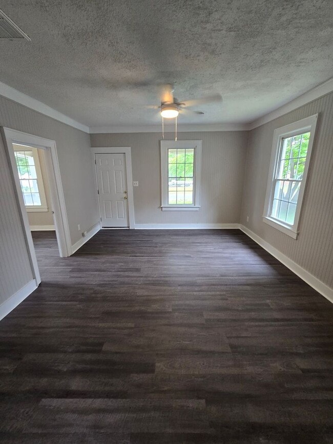 Building Photo - NEWLY REMODELED 2 BEDROOM HOUSE