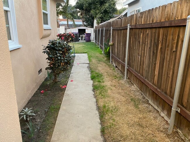 Building Photo - Nice Neighborhood North Long Beach 2 bd 1 bath Home