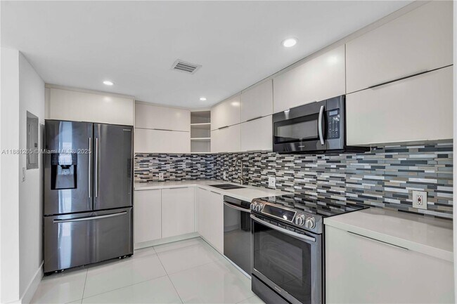 Building Photo - 100 Bayview Dr