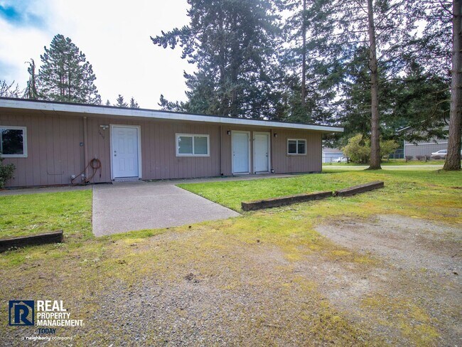 Building Photo - Renovated 1BR w/ Patio, Yard Access & Pet-Friendly Living!