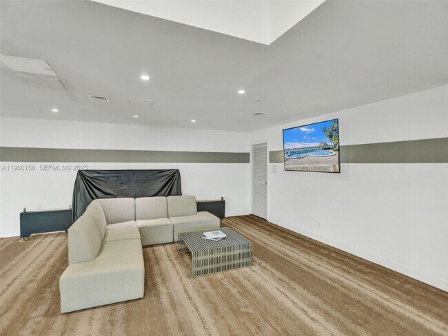 Building Photo - 10350 W Bay Harbor Dr