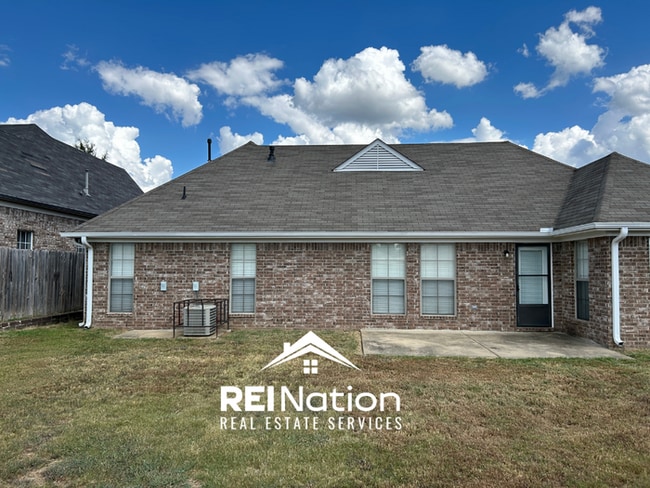 Building Photo - SOUTHAVEN STUNNER! 3BR/2BA | Vaulted Ceilings & Fireplace | Fenced Yard!