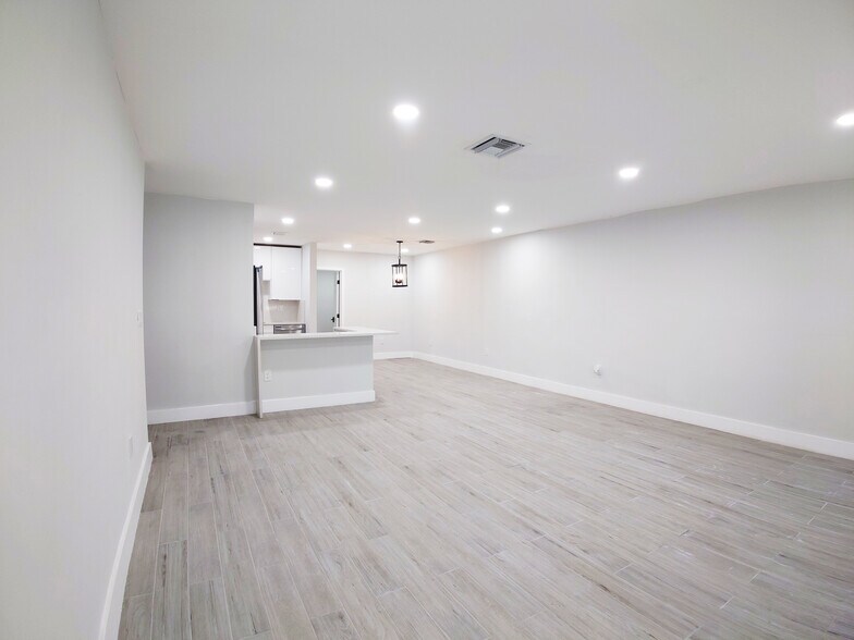 141 A Living Room - 141 NE 183rd Ter