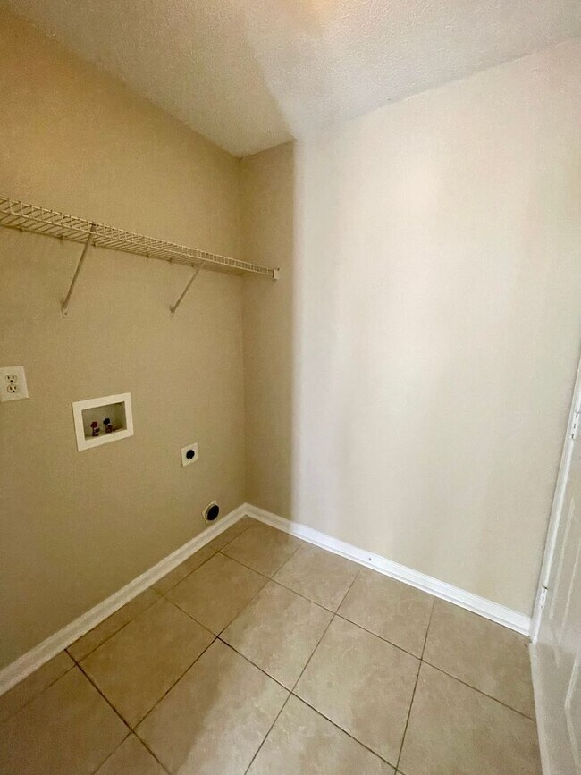 Building Photo - Must see this Adorable 3 bedroom 2 bath 2 garage home . Located in the Reedy Creek Plantation