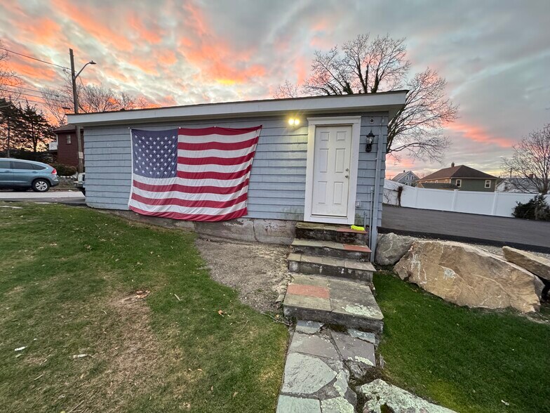 Building Photo - 5 Goulart Ave