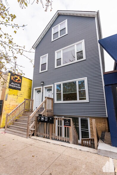 Building Photo - 2437 N Ashland Ave