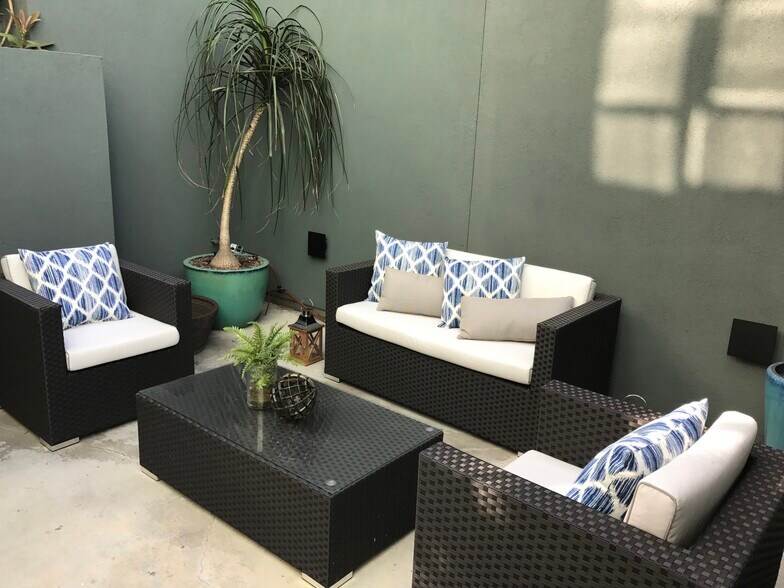 Private patio - 849 S Broadway